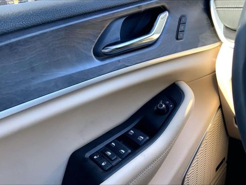 Used 2024 Jeep Grand Cherokee L Limited RWD image 33