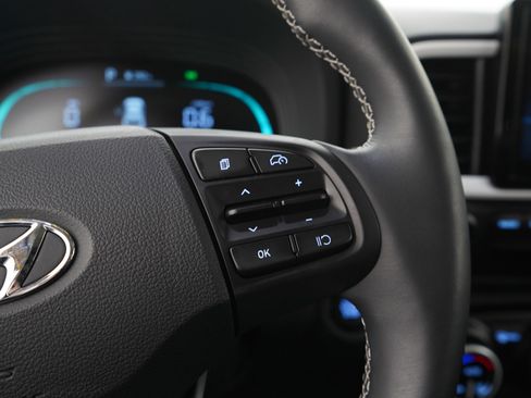 Certified 2025 Hyundai Venue Limited FWD image 25