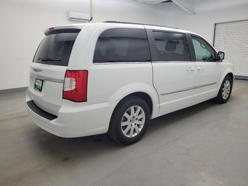 Used 2016 Chrysler Town & Country Touring image 10