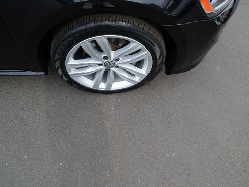 Used 2018 Volkswagen Passat 2.0T SE FWD image 32