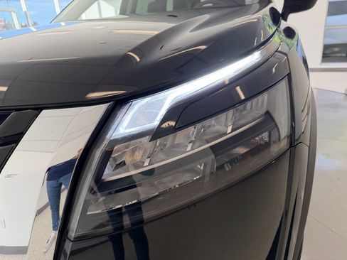 Used 2024 Nissan Pathfinder S image 49