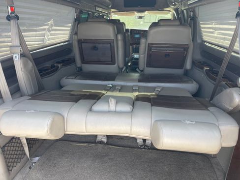 Used 2011 Chevrolet Express 2500 Extended RWD image 38