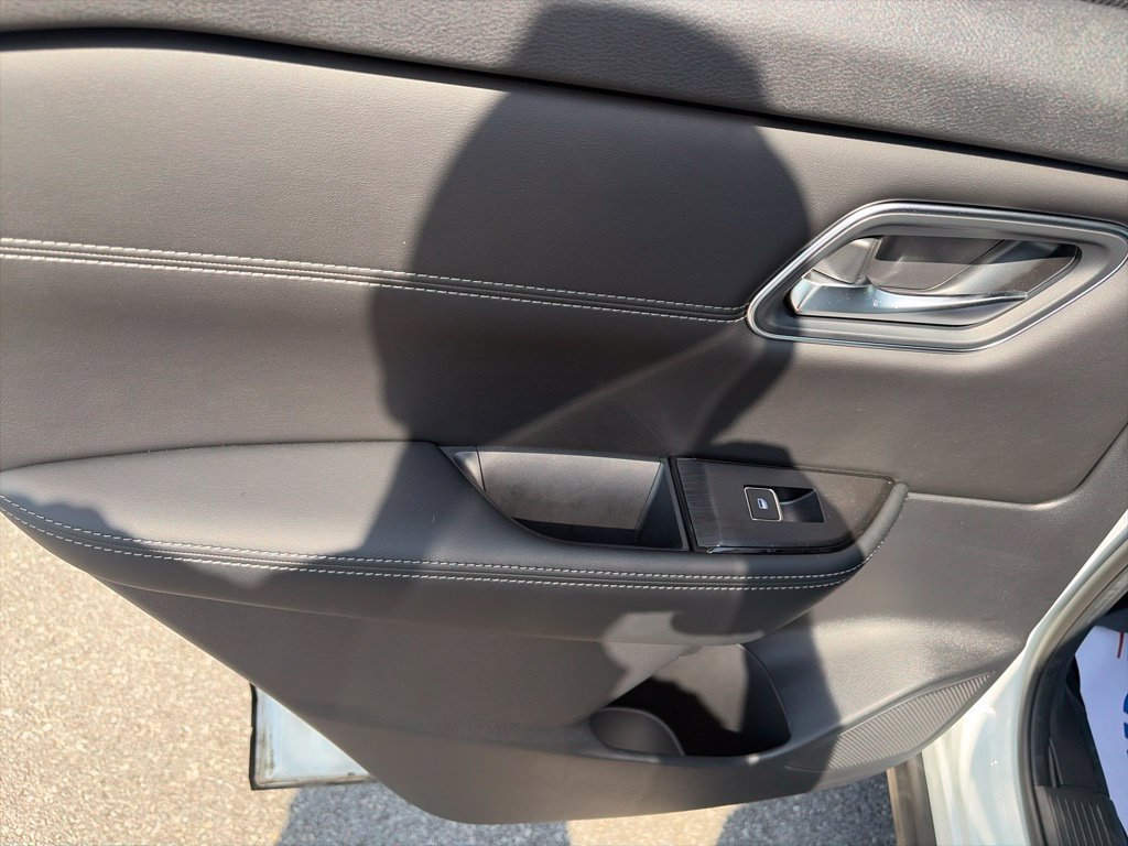 Used 2026 Nissan Rogue Platinum w/ Platinum Premium Package AWD/4WD image 12