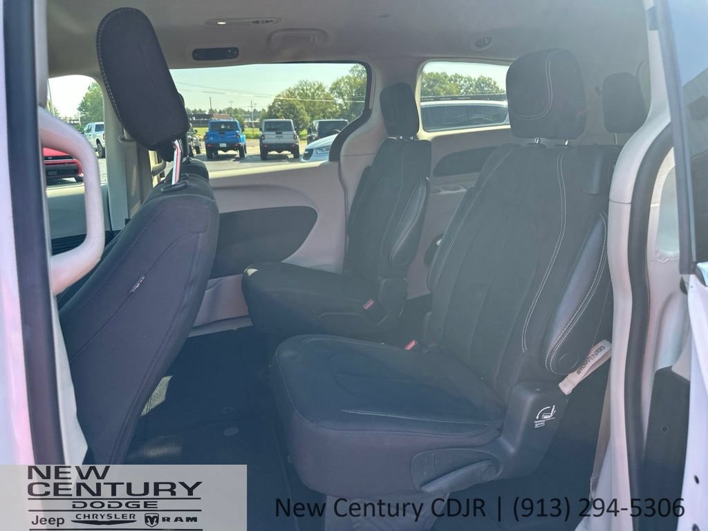 Used 2022 Chrysler Voyager LX FWD image 6