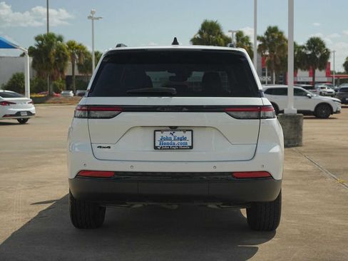 Used 2024 Jeep Grand Cherokee Altitude AWD/4WD image 5