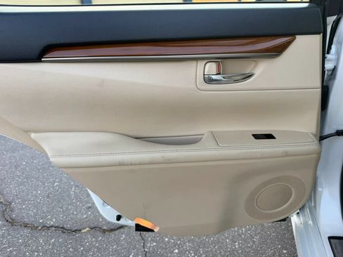 Used 2013 Lexus ES 300h w/ Luxury Pkg FWD image 12