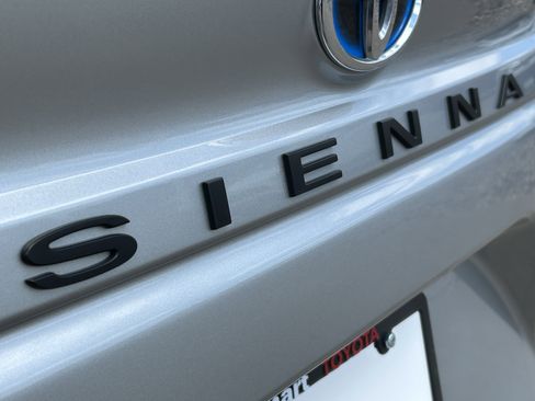Certified 2025 Toyota Sienna LE FWD image 8