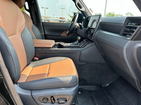 Used 2025 Lexus GX 550 w/ Accessory Package (2T) AWD/4WD image 32