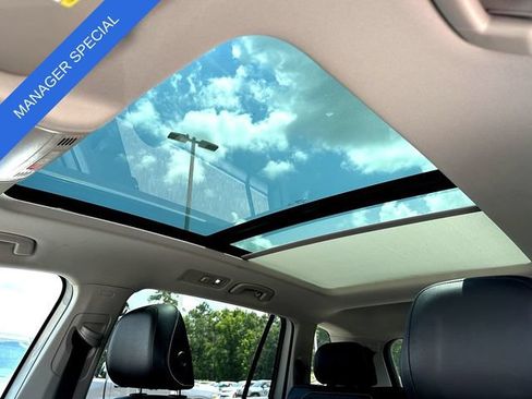 Used 2022 Volkswagen Tiguan SE w/ Panoramic Sunroof Package FWD image 18