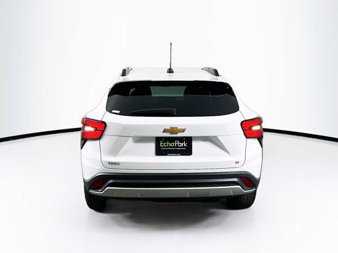 Used 2025 Chevrolet Trax LT w/ LT Convenience Package image 7