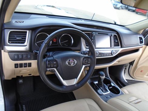 Used 2019 Toyota Highlander FWD V6 image 14