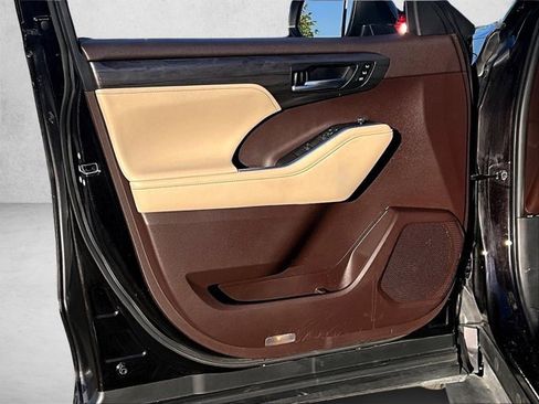 Used 2020 Toyota Highlander Limited image 18