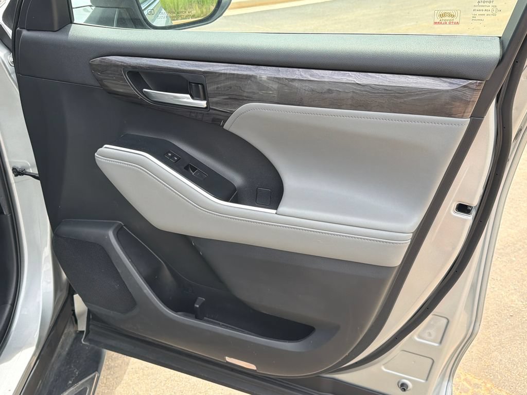 Used 2020 Toyota Highlander Limited FWD image 14