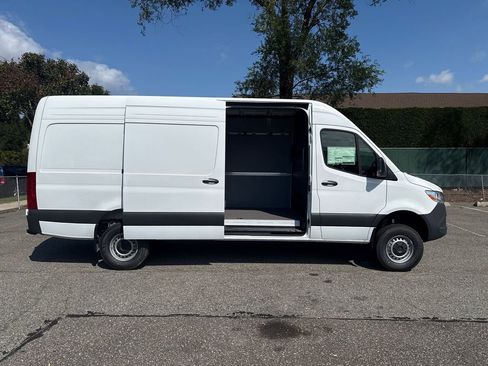 Used 2025 Mercedes-Benz Sprinter 2500 image 25