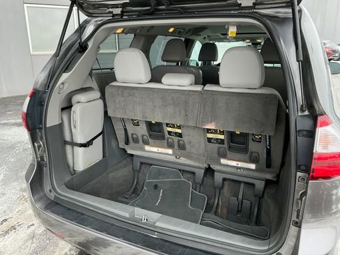 Used 2018 Toyota Sienna L image 21