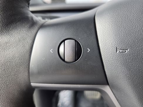 Used 2022 Tesla Model Y Long Range image 18