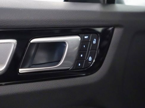 Certified 2023 Porsche Cayenne Platinum Edition image 22