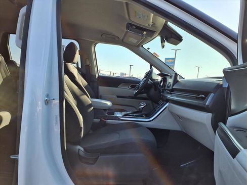 Used 2022 Kia Carnival LX image 22