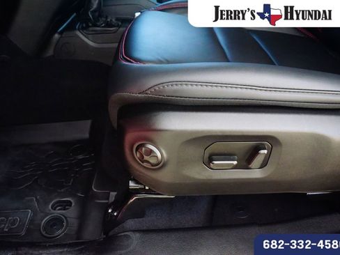 Used 2025 Jeep Wrangler Unlimited Rubicon AWD/4WD image 17