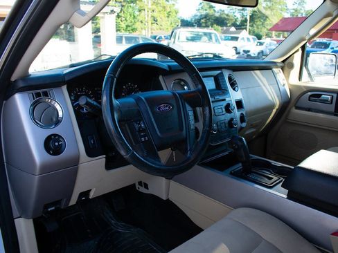 Used 2017 Ford Expedition XLT image 16