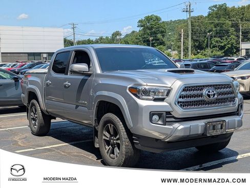 Used 2017 Toyota Tacoma TRD Sport AWD/4WD image 1