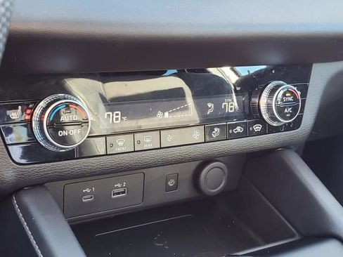 Used 2023 Mitsubishi Outlander SE image 35