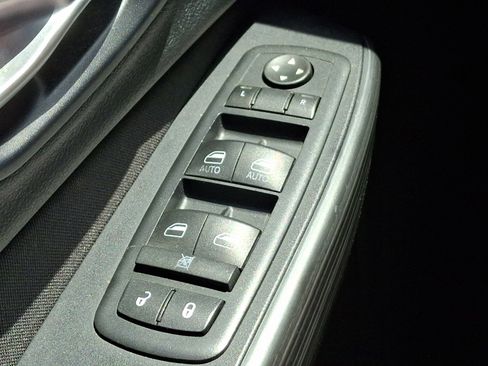 Used 2016 Jeep Cherokee Latitude FWD image 24