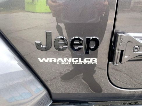 Used 2021 Jeep Wrangler Unlimited Sahara AWD/4WD image 30