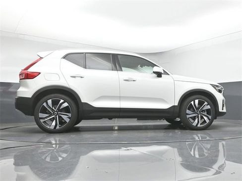 Used 2024 Volvo XC40 B5 Plus w/ Protection Package Premier image 41