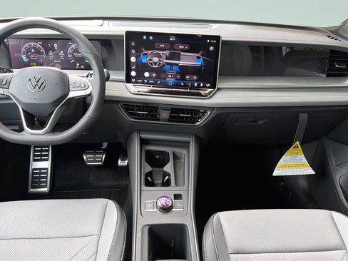 New 2026 Volkswagen Tiguan SE R-Line FWD image 9