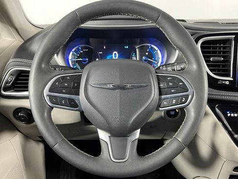 Used 2023 Chrysler Pacifica Touring-L FWD image 12
