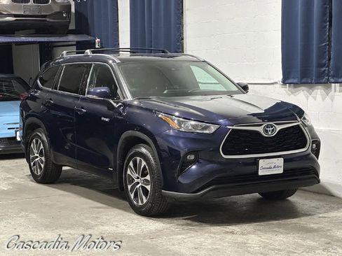 Used 2020 Toyota Highlander XLE AWD/4WD image 1