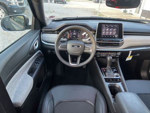 Used 2025 Jeep Compass Latitude image 11