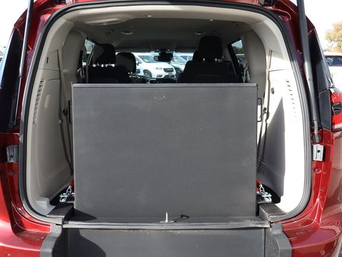 Used 2021 Chrysler Pacifica Touring image 21