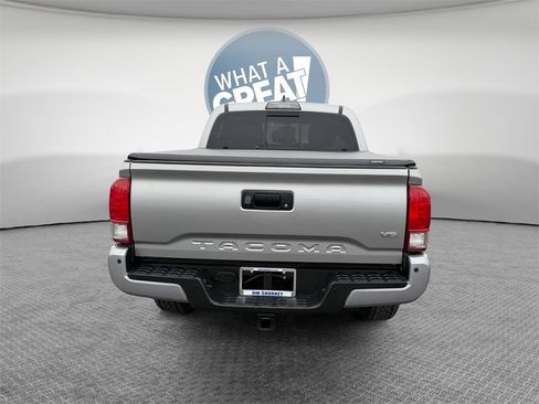 Used 2017 Toyota Tacoma TRD Off-Road image 5