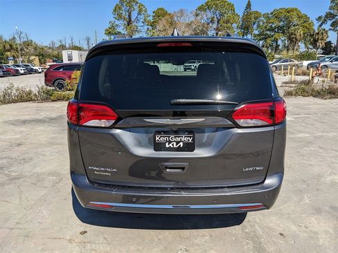 Used 2017 Chrysler Pacifica Limited image 8