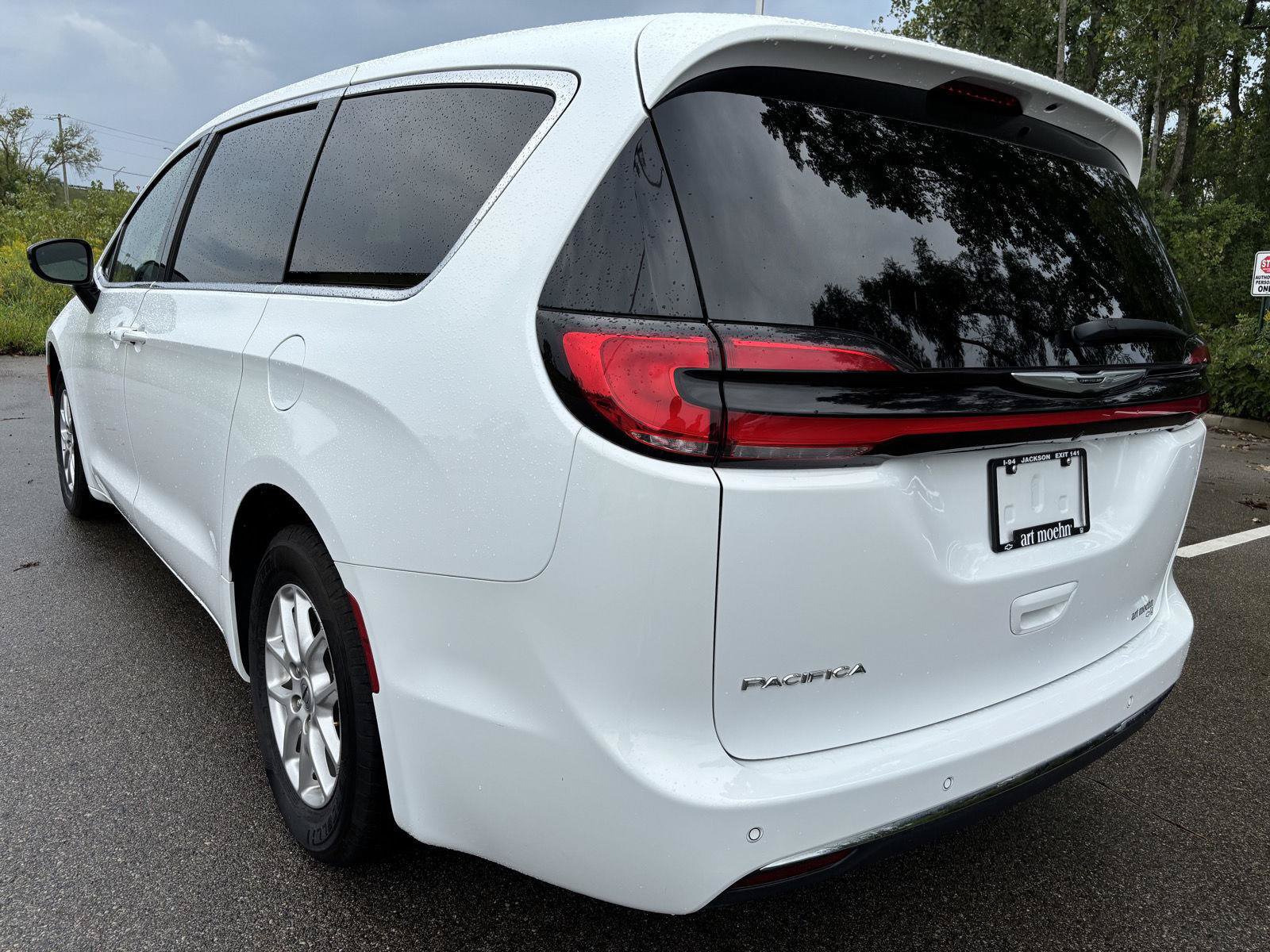 Used 2025 Chrysler Pacifica Select FWD image 5