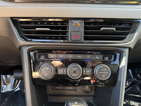 Used 2022 Volkswagen Taos SEL w/ Panoramic Sunroof Package image 24