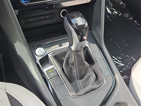 New 2025 Volkswagen Taos SE image 11