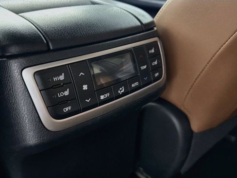 Used 2018 Toyota Highlander Limited Platinum FWD image 28