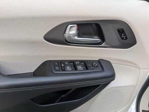 Used 2024 Chrysler Pacifica Touring-L image 23