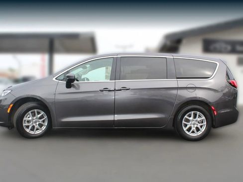 Used 2023 Chrysler Pacifica Touring-L image 2