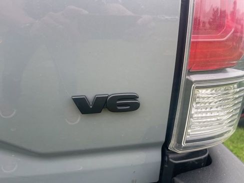 Used 2020 Toyota Tacoma TRD Sport w/ TRD Premium Sport Package AWD/4WD image 9