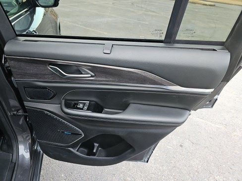 Used 2023 Jeep Grand Cherokee Overland w/ Luxury Tech Group IV image 17