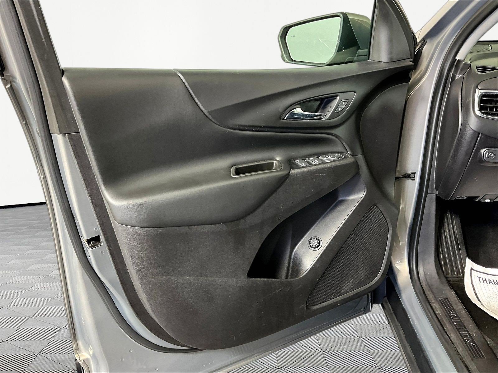 Used 2018 Chevrolet Equinox LT FWD image 17