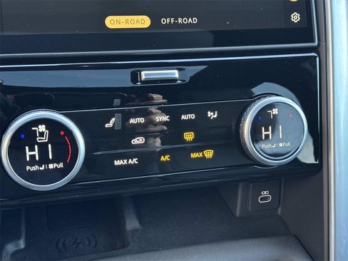 Used 2025 Land Rover Discovery S image 25