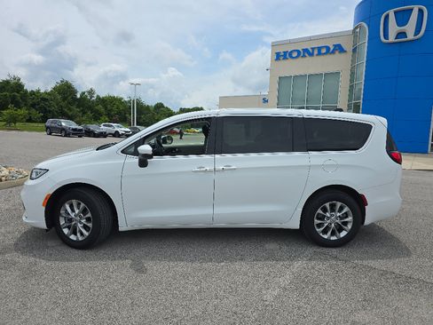 Used 2023 Chrysler Pacifica Touring-L AWD/4WD image 11