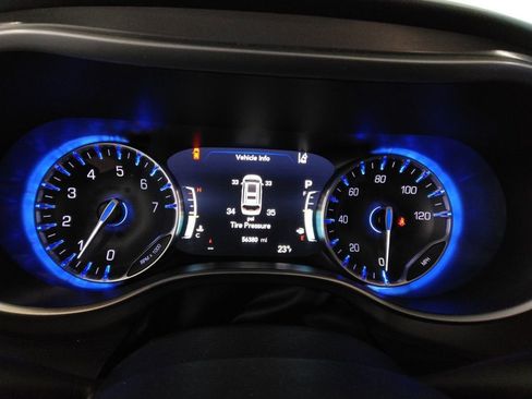 Used 2023 Chrysler Pacifica Touring-L image 18