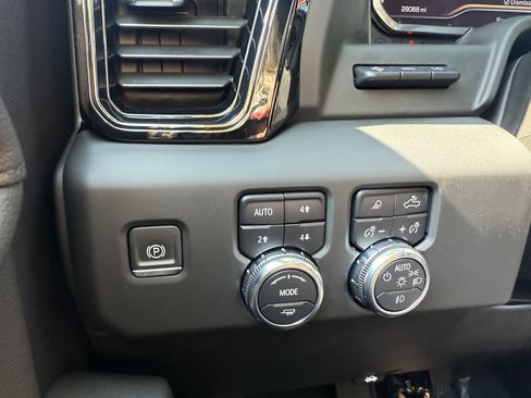 Used 2022 GMC Sierra 1500 AT4 w/ AT4 Premium Package AWD/4WD image 41
