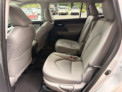 Used 2023 Toyota Highlander XLE AWD/4WD image 12